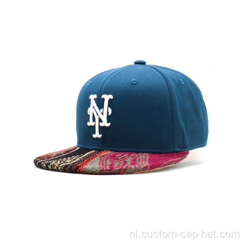 Twee toont achterin gesloten snapback -hoeden